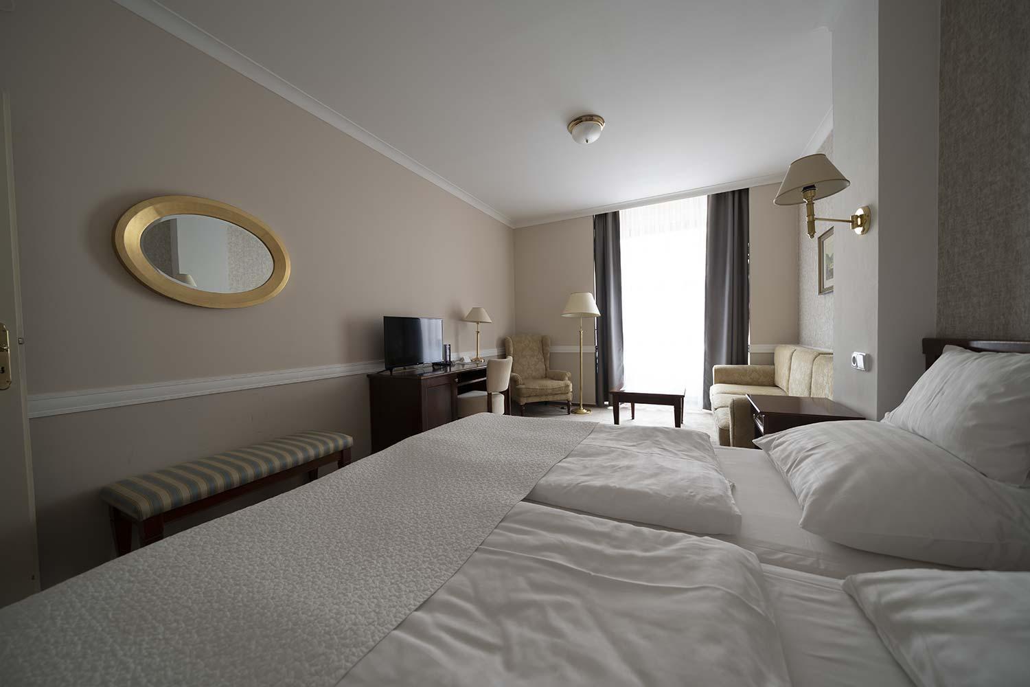 Hotel Embassy การ์โลวีวารี ภายนอก รูปภาพ