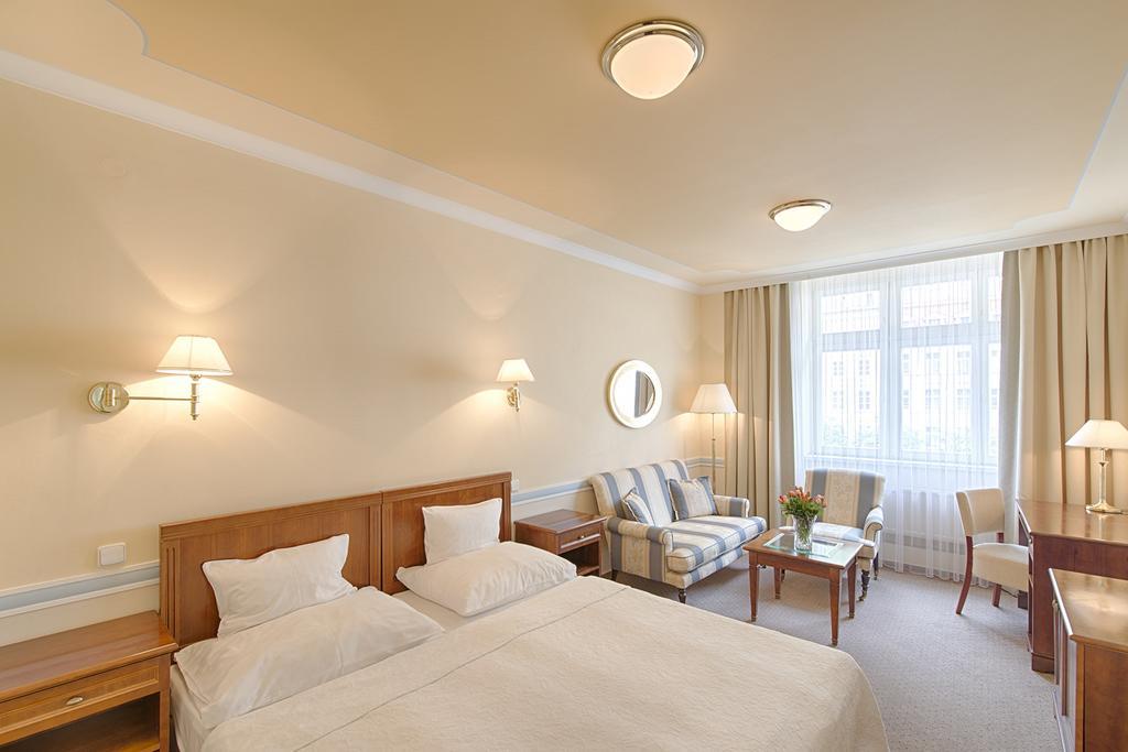 Hotel Embassy การ์โลวีวารี ภายนอก รูปภาพ