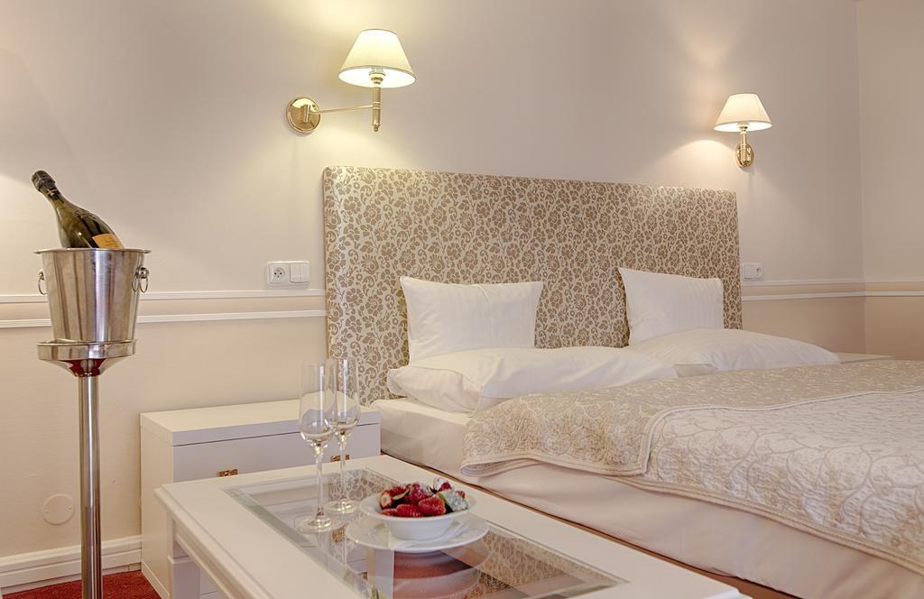 Hotel Embassy การ์โลวีวารี ภายนอก รูปภาพ