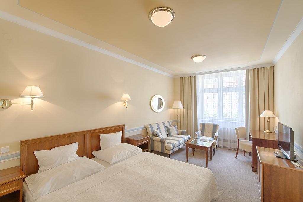 Hotel Embassy การ์โลวีวารี ภายนอก รูปภาพ