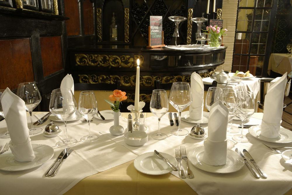Hotel Embassy การ์โลวีวารี ภายนอก รูปภาพ