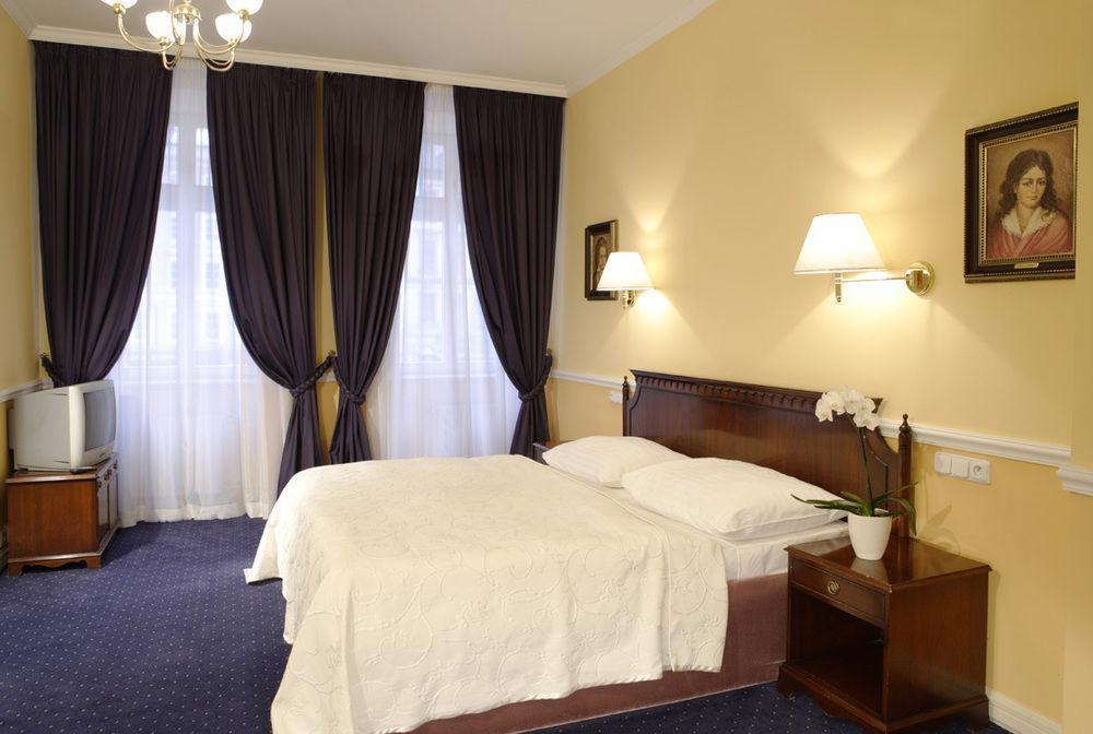 Hotel Embassy การ์โลวีวารี ภายนอก รูปภาพ