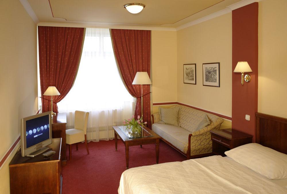 Hotel Embassy การ์โลวีวารี ภายนอก รูปภาพ