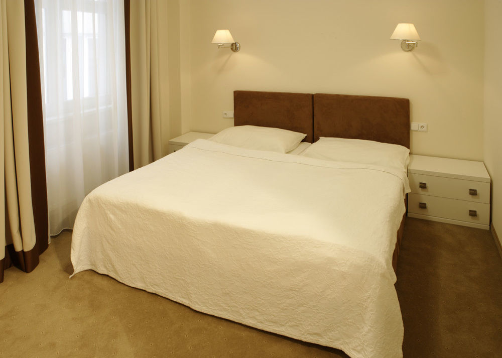 Hotel Embassy การ์โลวีวารี ภายนอก รูปภาพ