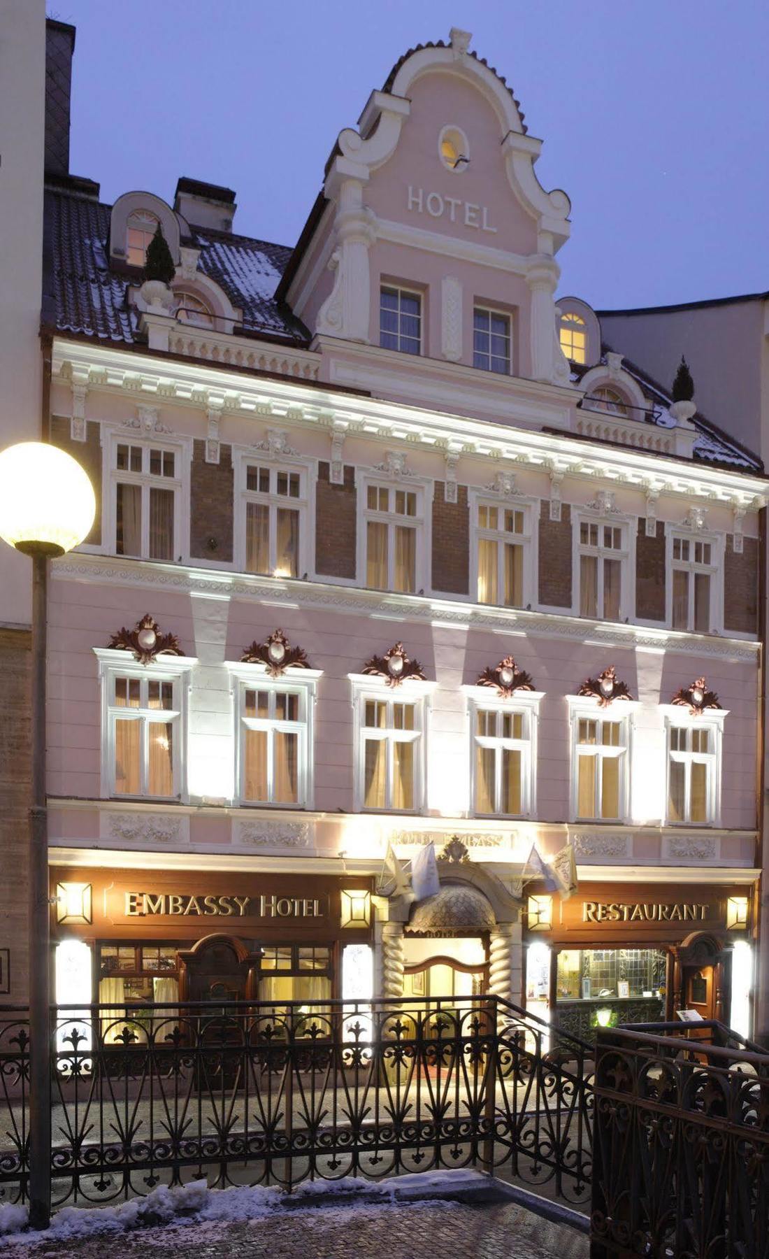 Hotel Embassy การ์โลวีวารี ภายนอก รูปภาพ