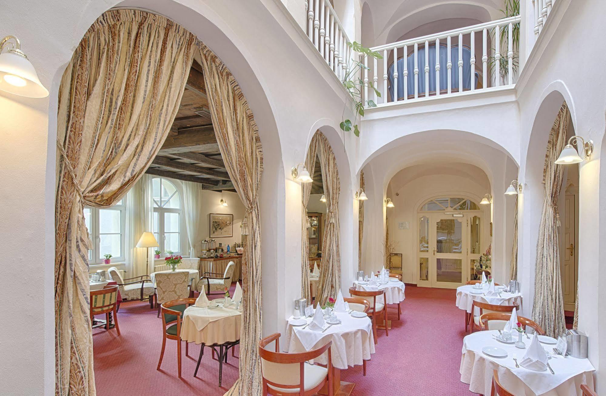 Hotel Embassy การ์โลวีวารี ภายนอก รูปภาพ