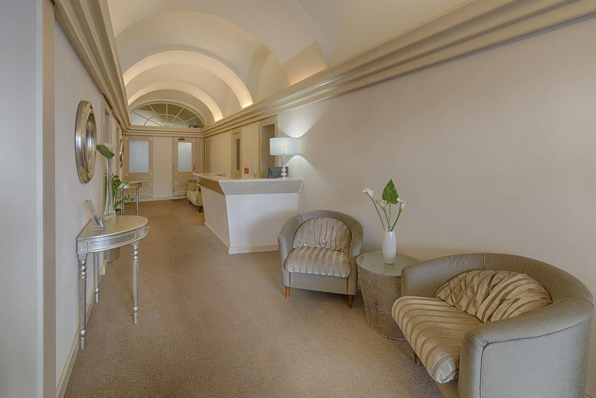 Hotel Embassy การ์โลวีวารี ภายนอก รูปภาพ