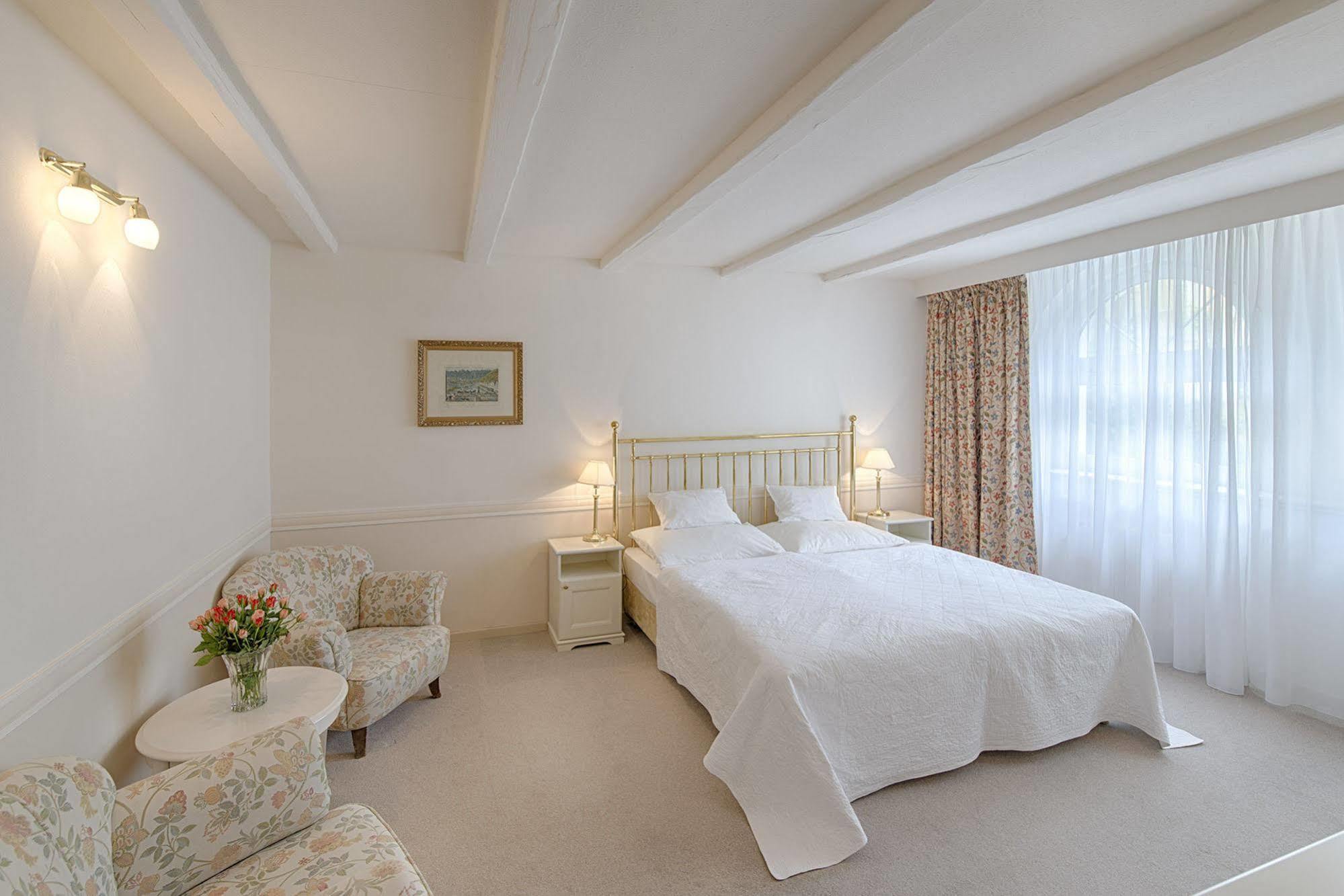 Hotel Embassy การ์โลวีวารี ภายนอก รูปภาพ