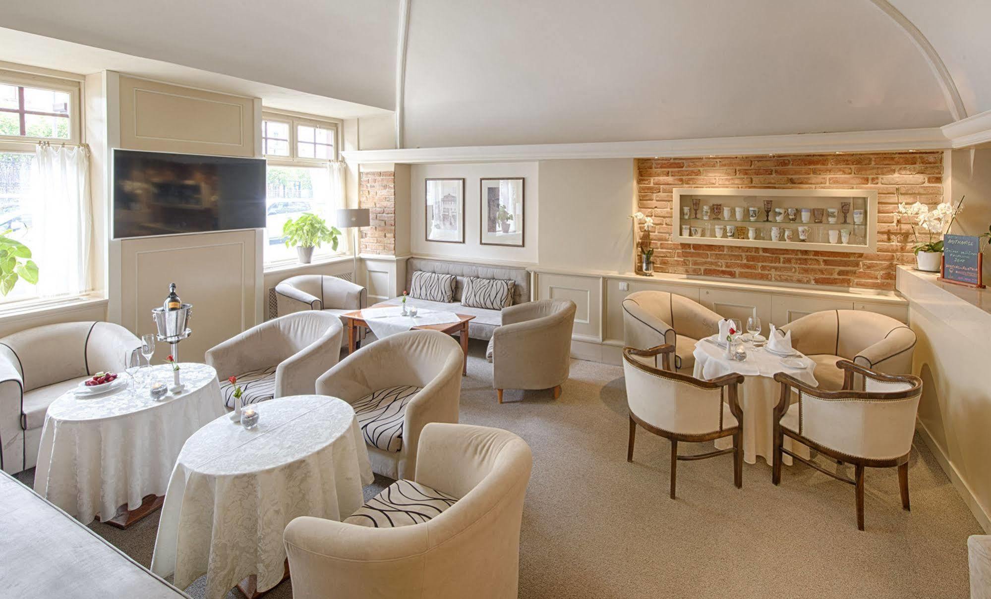 Hotel Embassy การ์โลวีวารี ภายนอก รูปภาพ