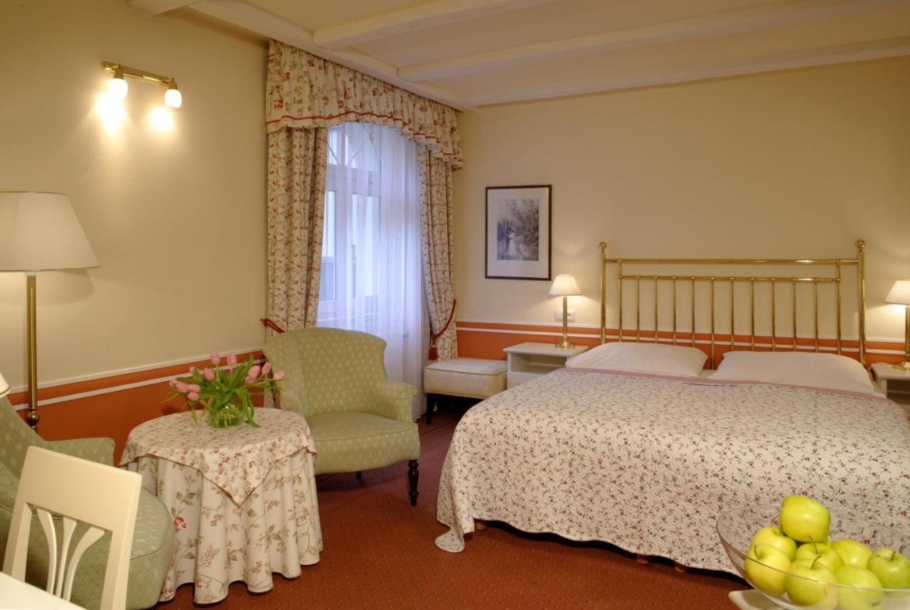 Hotel Embassy การ์โลวีวารี ห้อง รูปภาพ
